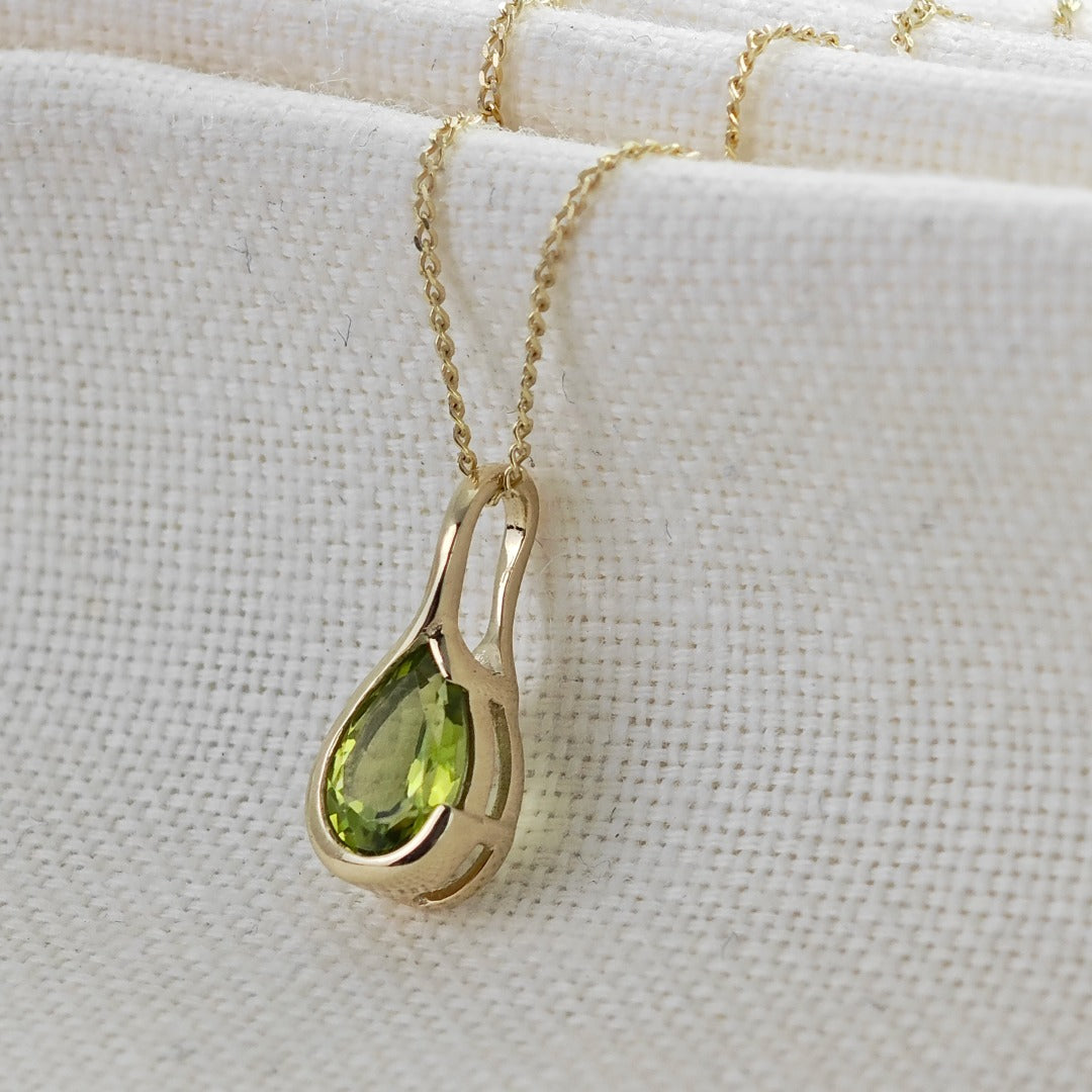 9ct Gold Peridot Pendant Green Pear Solitaire