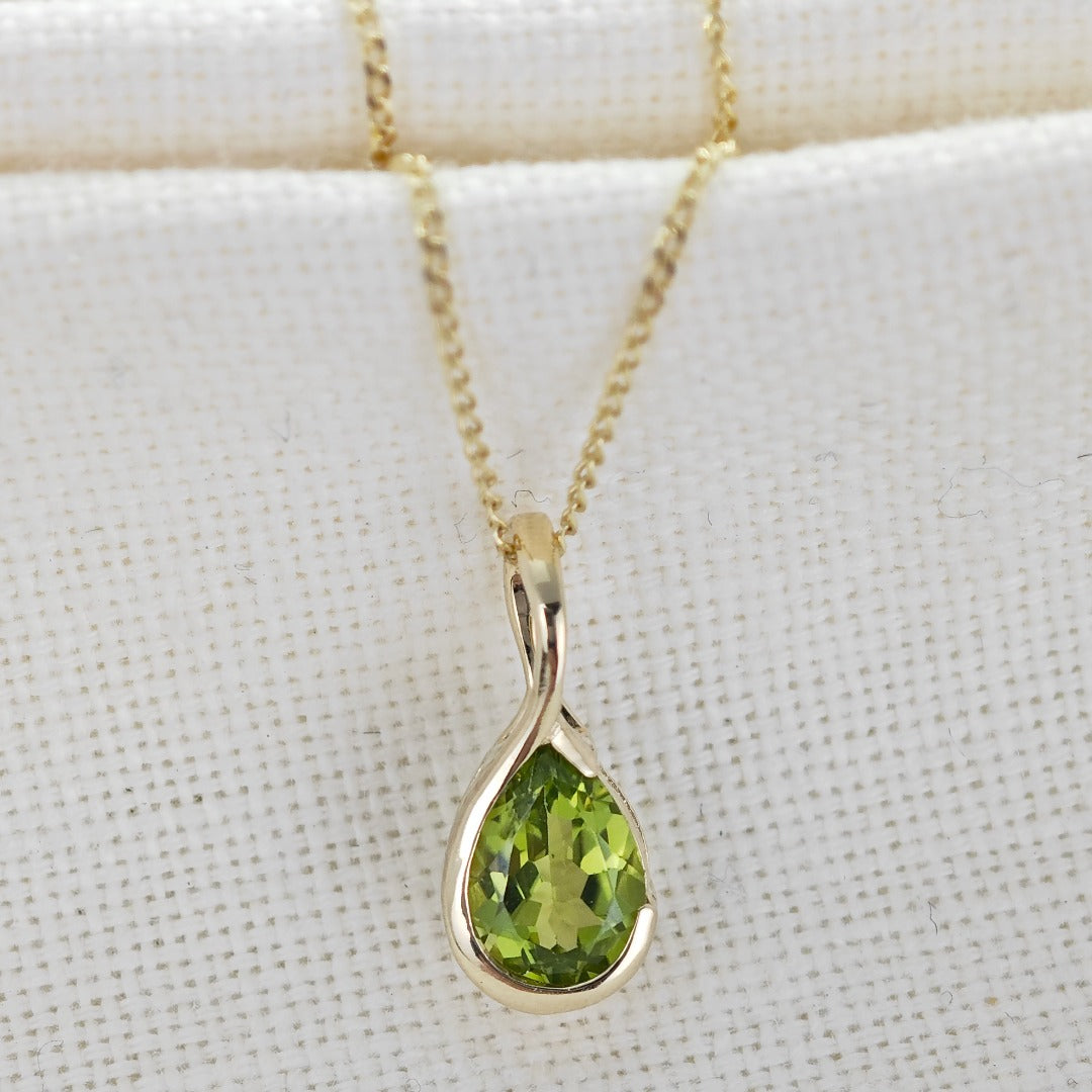 9ct Gold Peridot Pendant Green Pear Solitaire