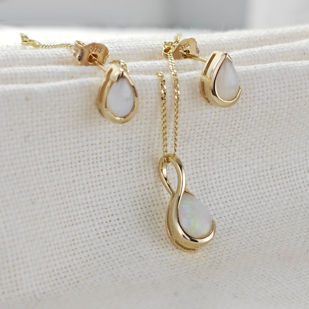 Elegant 9ct Gold Opal Necklace and Stud Earrings Set